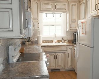 Bland Avenue Bungalow - charming home built in 1937, centrally located - Lebanon - Кухня