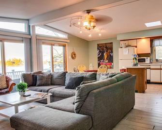Colonial Beach Bay house with views & canoe - Colonial Beach - Living room