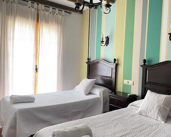 Hostal El Descanso Del Emperador - Jarandilla de la Vera - Спальня