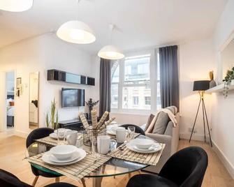 Premier Three Bedroom Bliss City View Shoreditch - London - Dining room