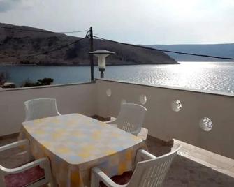 Apartment directly at the beach, summerkitchen, second shared terrace with grill - Metajna - Balcony