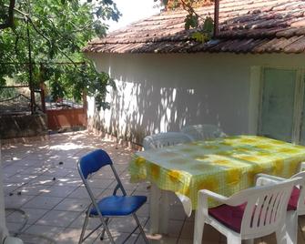 Paiz Home - Near the main beach and town center - Trpanj - Patio