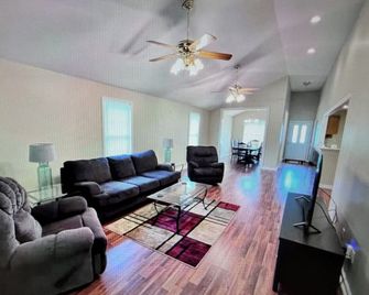 Private Dock and Slip with Charming 3-bedroom home on Lake Barkley/Kentucky Lake - Eddyville - Huiskamer