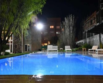 لا بوسادا دي مادرين - بويرتو مادرين - حوض السباحة