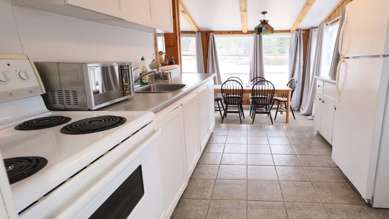 Algonquin Lakeside Inn