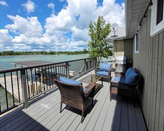Magnificent Lakefront Modern Cottage - Washago - Balcón