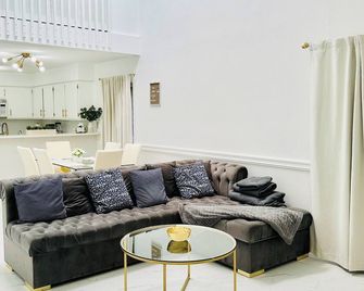 Luxury Touches + Pool + Quartz + Gold Details - Sugar Land - Living room
