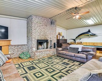 Riverfront Fishing: Home in Columbus w/ Grill - Columbus - Living room