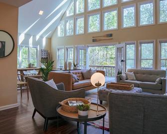 Lake Tuscaloosa Retreat - Family Friendly - High Speed Wifi - Northport - Lounge