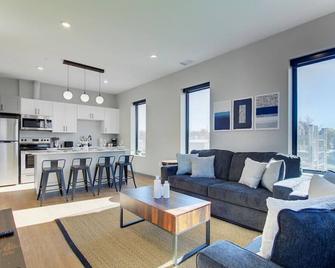Luxury 2 Bed/2 Bath | Cle Clinic | Free Garage - Cleveland - Olohuone