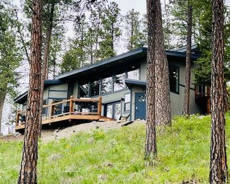 Nature House: Peaceful and Romantic - Tub for Two, Sauna, Flathead Lake views - Polson - Building