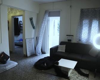 Home Away From Home - Mumbai - Living room