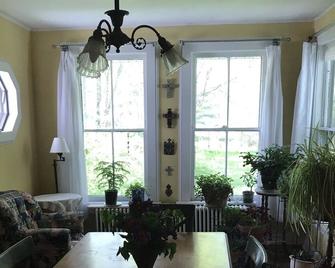 Charming 1871 farmhouse retreat, wooded views in the historic village of Chatham - Chatham - Living room