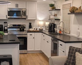 Cowboys Cottage | Private Smoky Mtn Retreat - Kodak - Kitchen