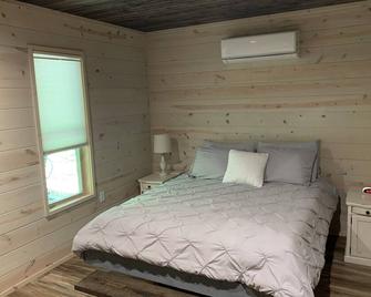 Charming Cabin with Fire pit and Private Hot Tub in the Woods, near Little River Canyon Rim Parkway - Fort Payne - Ložnice