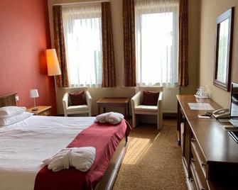 Bassiana Hotel es Etterem - Sárvár - Bedroom