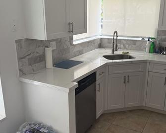 Stay close to shopping paradise! Apartment near Sawgrass Mills and Hardrock - Plantation - Cocina