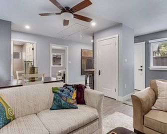 Immaculate Napa Oxbow Guesthouse - Napa - Living room