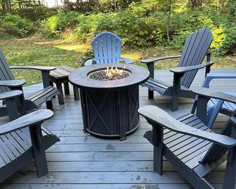 Fireplace, One-Floor in Quiet Neighborhood Home - whole house for you - Essex Junction - Patio