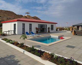 Private Pool Chalet & Breakfast - Hatta - Piscina