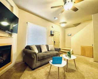 Work/Vacation Townhouse #4 - 3 bdrm 2.5 Bath - Kanab - Soggiorno