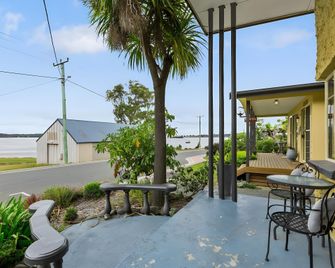 Smugglers Rest Apartments - Dover - Patio