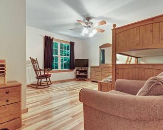 Luxurious cabin w/private hot tub, firepit and great views - dogs allowed - Sylva - Living room