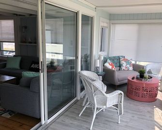 An Autumn Beach retreat - steps from ocean, drive to apple picking, local farms! - Rockport - Balcony