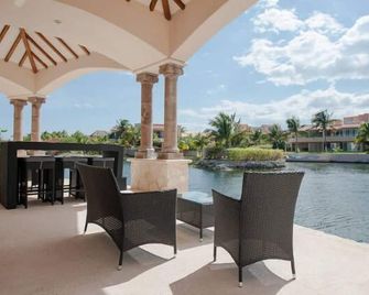 Condo Bellmare Luxury front of lagon 4 step to the priv Pool 1 min to the Beach - Puerto Aventuras - Patio