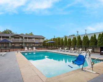 Quality Inn and Suites Big Rapids - Big Rapids - Pool