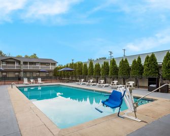 Quality Inn and Suites Big Rapids near University - Big Rapids - Pool