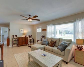Peaceful Country Home in Williston: Horses Welcome - Williston - Living room