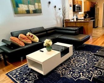 Modern Home w. Deck in Passyunk Square - Philadelphia - Living room