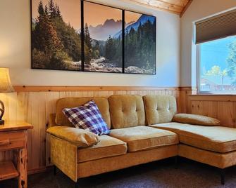 Studio 1 King Bed, Full Bath, Full Kitchen 10 Minutes from West Glacier Park! - Hungry Horse - Living room