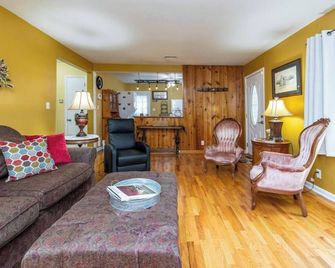This house is a 2 bedroom(s), 1 bathrooms, located in Georgetown, KY. - Georgetown - Living room