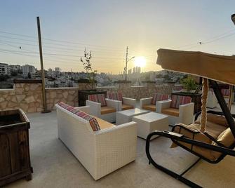 Carob Hostel - Amman - Parveke