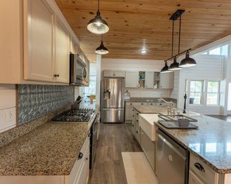 Spacious 4-bedroom farmhouse in beautiful Appling with AC - Appling - Kitchen