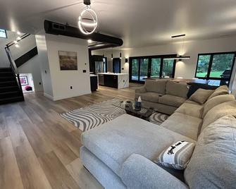 Modern House at Easy Street on the River- Large sports field and River Access! - Clearfield - Huiskamer