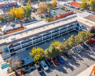 Midtown Getaway: Trendy Studio Heart of Reno - Reno - Building