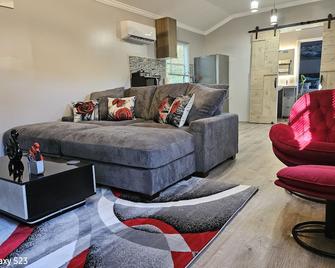 Spacious King Cottage-Mins from Downtown - Athens - Living room