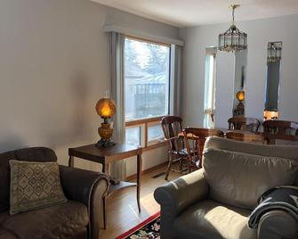 Icelandic Sagas Await - Gimli - Living room