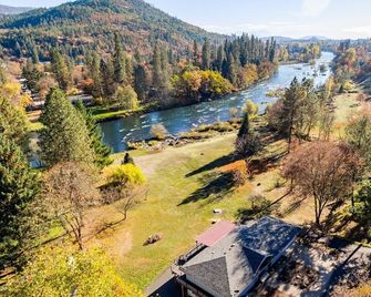 Riverfront Getaway - Shady Cove - Outdoors view
