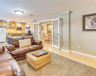 CO Springs Apartment in the Pines with Treehouse! - Black Forest - Living room