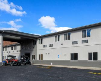 Quality Inn and Suites Salina National Forest Area - Salina - Building