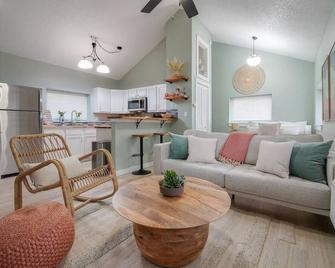 The Stayawhile Studio - Lawrence - Living room