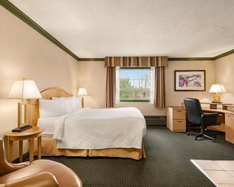 Travelodge by Wyndham Dawson Creek - Доусон-Крік - Спальня