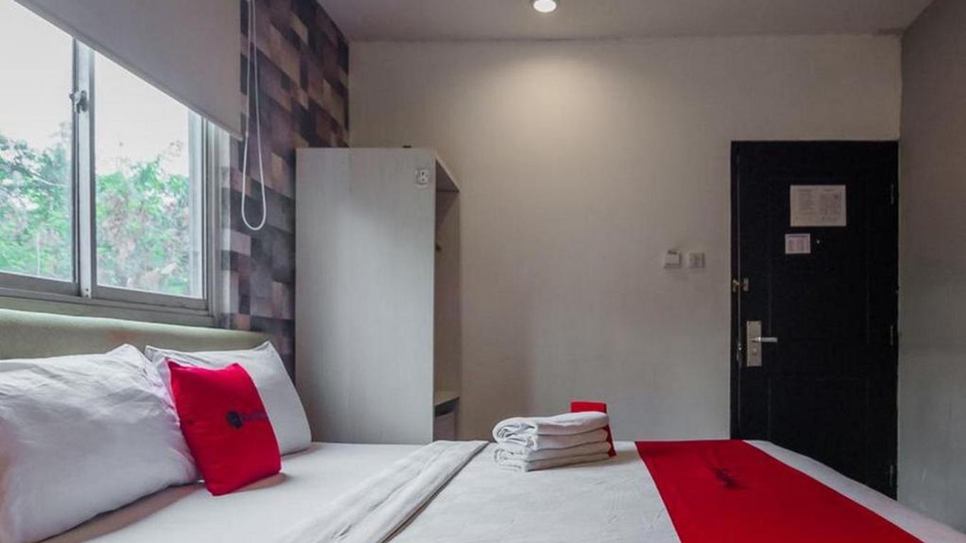 RedDoorz Plus near Mangga Besar Station 2