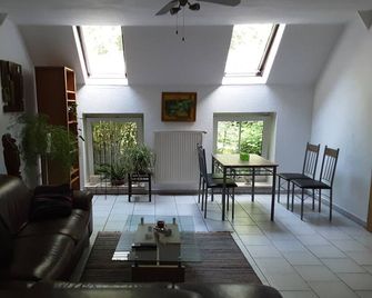 Vacation apartment surrounded by deciduous forest and pasture - Sögel - Sala de estar