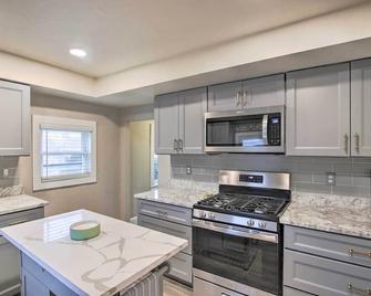 Family-Friendly House Walk to Lake Michigan! - Sheboygan - Kitchen