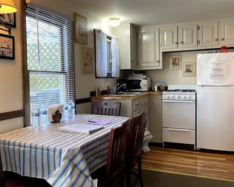 Pine Grove Cottages: Cottage 10 - Pet Friendly - Lincolnville - Küche